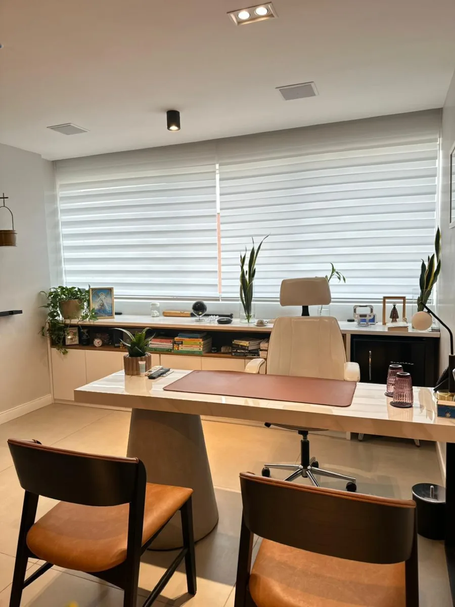 Sala de atendimento nutricional com bancada, plantas e iluminação natural